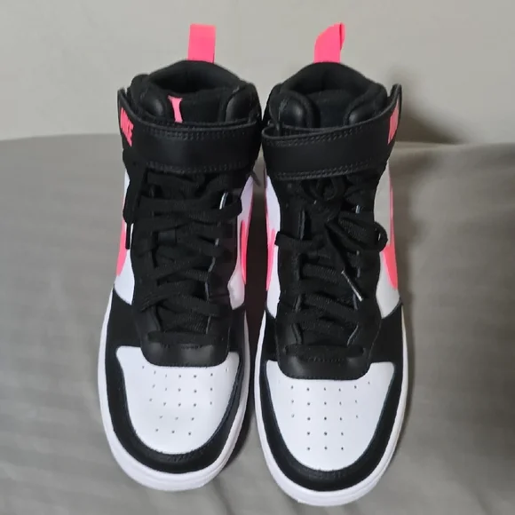 Nike Kids Sneakers - Black, White, and Pink.Nike. Size:6Y. - Picture 4 of 6